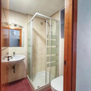 een badkamer met een douche en een wastafel bij Residencial Vereda Golf in Roquetas de Mar