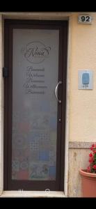 drzwi do budynku z napisem w obiekcie "Da Nina" w mieście Lascari