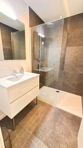 La salle de bains est pourvue d'un lavabo et d'une douche. dans l'établissement Les terrasses de la vallée - Esneux (Liège), à Méry