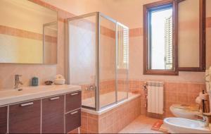 une salle de bain avec douche, lavabo et toilettes dans l'établissement Doppia villa indipendente/clara, à Mandra Capreria 23 autres photos