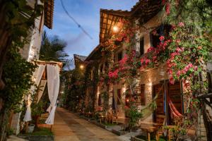 a street in an old town at night at Pousada Villa Coqueiro in Luis Correia