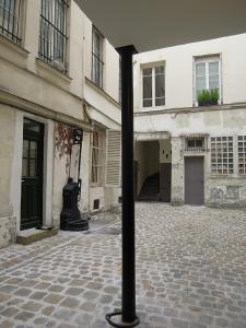 eine Stange in der Mitte eines Gebäudes in der Unterkunft Beautiful studio in the heart of Le Marais in Paris