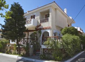 un bâtiment blanc avec un arbre devant lui dans l'établissement Rania Beach, à Iraion