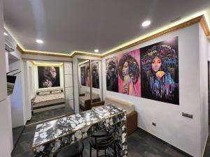 ein Zimmer mit vielen Gemälden an den Wänden in der Unterkunft Main City Center in Chişinău
