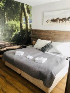 una camera da letto con un letto e due asciugamani di Borovets Gardens B21 Morunov Apart a Borovets