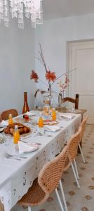 uma mesa branca com laranjas em cima em Bed & Breakfast Barbera e Tulipani em Scandeluzza