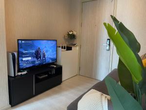 TV a/nebo společenská místnost v ubytování Ultra luxury Condo