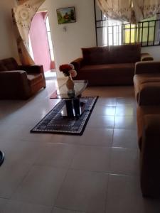 sala de estar con sofá y mesa en Edo Home en Benin City