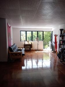sala de estar con sofá y mesa en Amplio monoambiente en Paraná