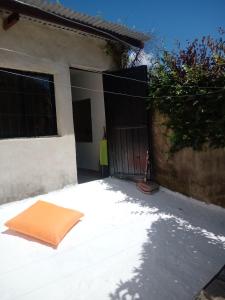 una almohada naranja sentada en el suelo de una casa en Amplio monoambiente en Paraná