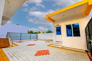 1BHK villa with swimming pool @ Dreamland في Kottakupam: اطلالة على منزل مع شرفة