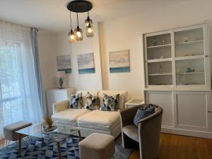 uma sala de estar com um sofá e uma mesa em Apartment mit Meerblick am Strand Costa Azzura em Grado