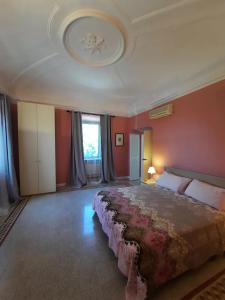 um quarto com uma cama grande e paredes vermelhas em Suite Rose em Camerano