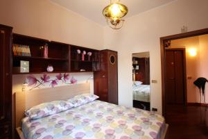 ein Schlafzimmer mit einem Bett mit lila Kissen in der Unterkunft Le Petite Maison in Andria