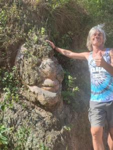 una mujer parada en la cima de una roca en Cabaña la Hamaca Grande un encuentro con la naturaleza en El Zaino