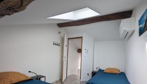 Postel nebo postele na pokoji v ubytování Le Cinoche, cocon sous les toits