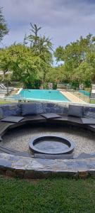 - une piscine dans un parc avec une piscine dans l'établissement A Hotel Decosuites, à Merlo