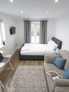sala de estar con cama y sofá en Swan Lake Lodge & free parking en Cardiff