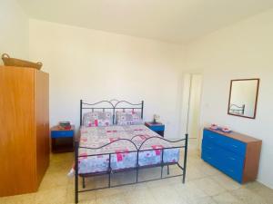 1 dormitorio con cama, tocador y espejo en Casa Vacanze Sofimar con Trullo, en Leuca