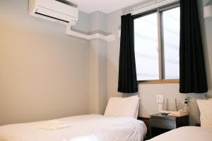 Postel nebo postele na pokoji v ubytování ホテルハーバー心斎橋