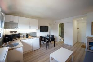 a kitchen and living room with a table and chairs at L'appartement Lafayette in Annecy