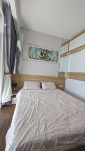- une chambre avec un grand lit blanc dans l'établissement The Prince - 2 bedrooms condominium in Phu Nhuan, à Hô-Chi-Minh-Ville