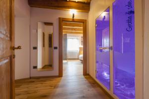 a hallway with an aquarium in a room at Granduca Mountain Wellness Apartments Campigna in Campigna