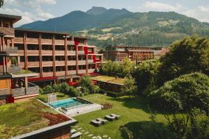 um resort com piscina e alguns edifícios em MalisGarten Green Spa Hotel em Zell am Ziller