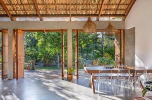 a dining room with a table and chairs at Casa Canoa - Praia de Algodões in Marau
