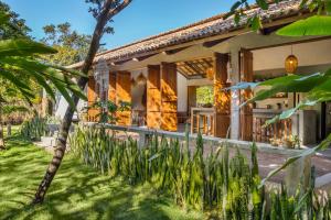 uma vista exterior de uma casa com um jardim em Casa Canoa - Praia de Algodões em Maraú