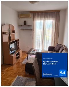 Svijetin BrijegApartman Velimir Stari Aerodrom的带沙发和电视的客厅 更多18张照片