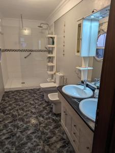 a bathroom with two sinks and a shower and two toilets at Casa Adora mit 3 Schlafzimmern, Garten und Meerblick in Santa Úrsula