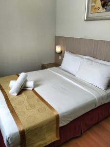 Кровать или кровати в номере Sunflower World Hotel