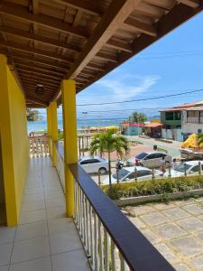 uma varanda com vista para a praia em Flat Beira Mar no Condomínio Diver em Vera Cruz de Itaparica