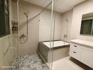 y baño con ducha, bañera y lavamanos. en 墾丁堡雅1號 電梯包棟民宿, en Hengchun