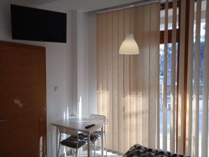 SMEŠTAJ SOLARIS kod Aqua Parka Studio Apartmani tesisinde bir televizyon ve/veya eğlence merkezi