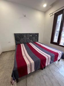 Ένα ή περισσότερα κρεβάτια σε δωμάτιο στο Shivam home
