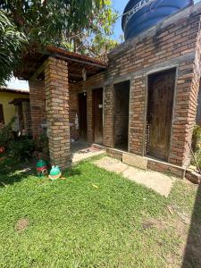 une maison en briques avec une cour devant elle dans l'établissement Casa da Praia.Atins, à Atins