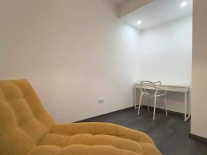 ein Wohnzimmer mit einem Sofa und einem Schreibtisch in der Unterkunft pecsiapartmanok - K2 Apartman in Pécs
