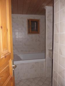 een badkamer met een bad in de kamer bij Chalet Le Cordava in Tignes