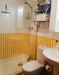ein Bad mit einer Dusche, einem WC und einem Waschbecken in der Unterkunft Casa La Gaviota Gran Alacant in Gran Alacant