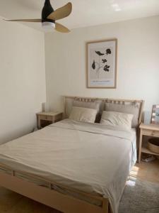 Schlafzimmer mit einem Bett und einem Deckenventilator in der Unterkunft Casa La Gaviota Gran Alacant in Gran Alacant