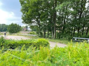 une personne empruntant une piste cyclable dans un parc dans l'établissement apartment 2 miles from Maastricht, à Lanaken
