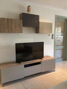 TV a/nebo společenská místnost v ubytování apartment 2 miles from Maastricht + 21 fotografií