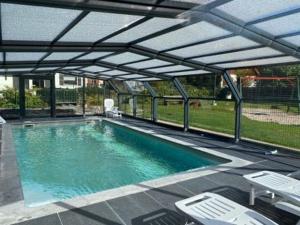 une grande piscine à toit ouvert dans l'établissement Capucine 1, à Gérardmer