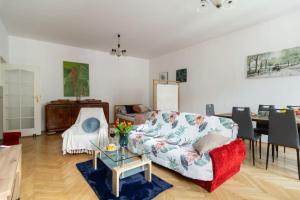 un soggiorno con divano e tavolo di Essence Cracow golden location! a Cracovia