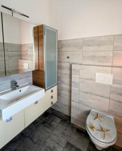een badkamer met een wastafel en een toilet bij Ferienwohnung in Atzbach