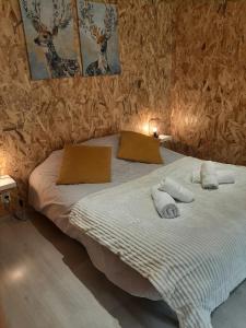 une chambre avec un grand lit avec des serviettes dessus dans l'établissement Capucine 1, à Gérardmer