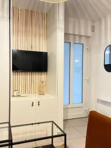ein Wohnzimmer mit einem Flachbild-TV an der Wand in der Unterkunft Casa Paoli_Centre gare + parking in Annecy