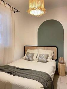 ein Schlafzimmer mit einem Bett mit zwei Kissen darauf in der Unterkunft Casa Paoli_Centre gare + parking in Annecy
